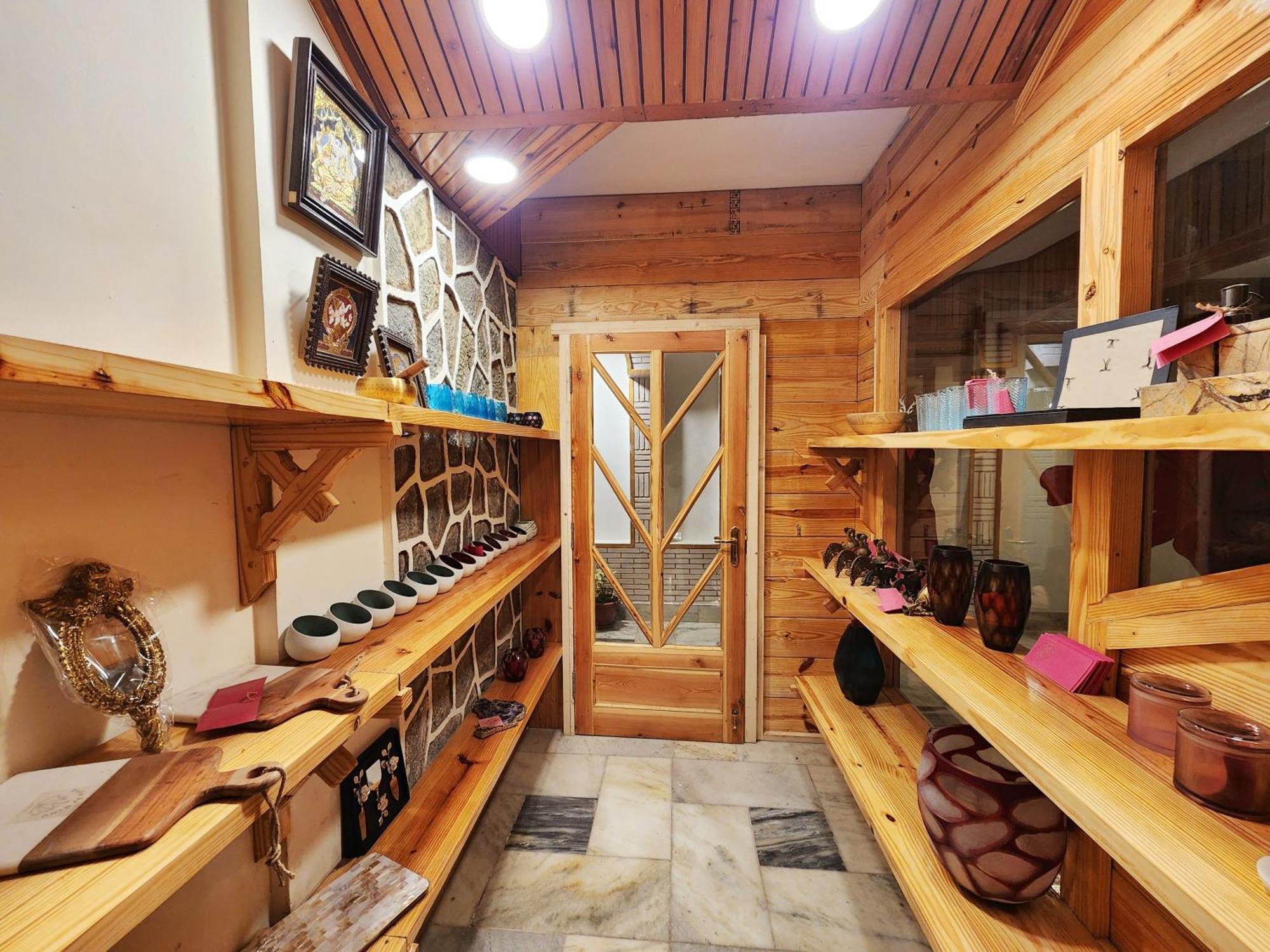 Hotel Pineview Shimla Buitenkant foto