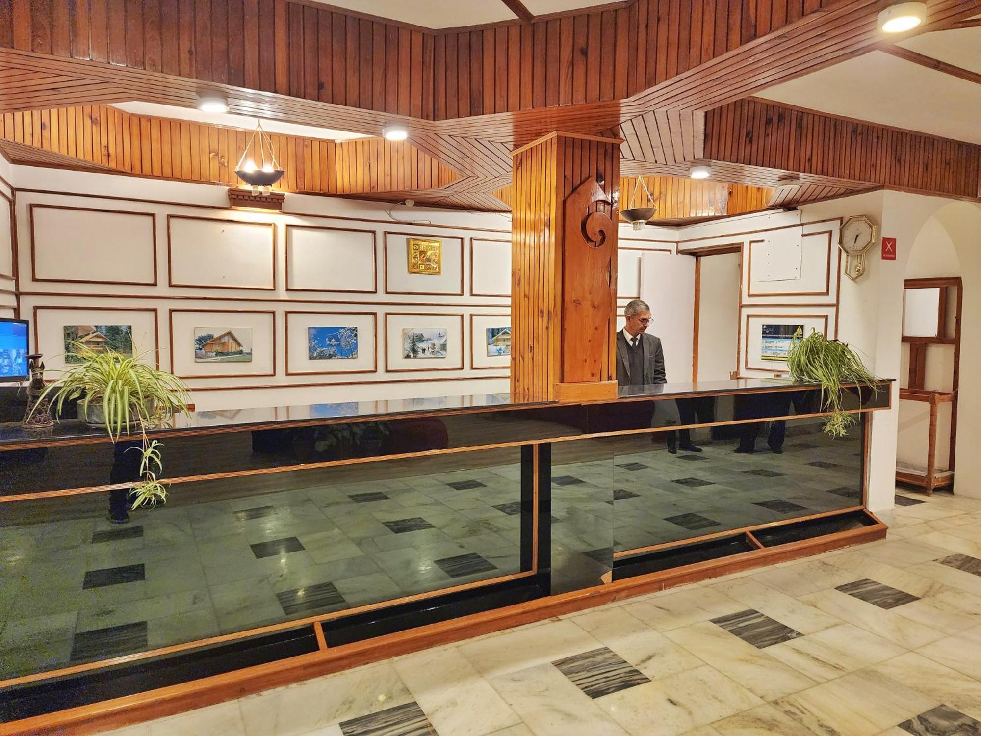 Hotel Pineview Shimla Buitenkant foto