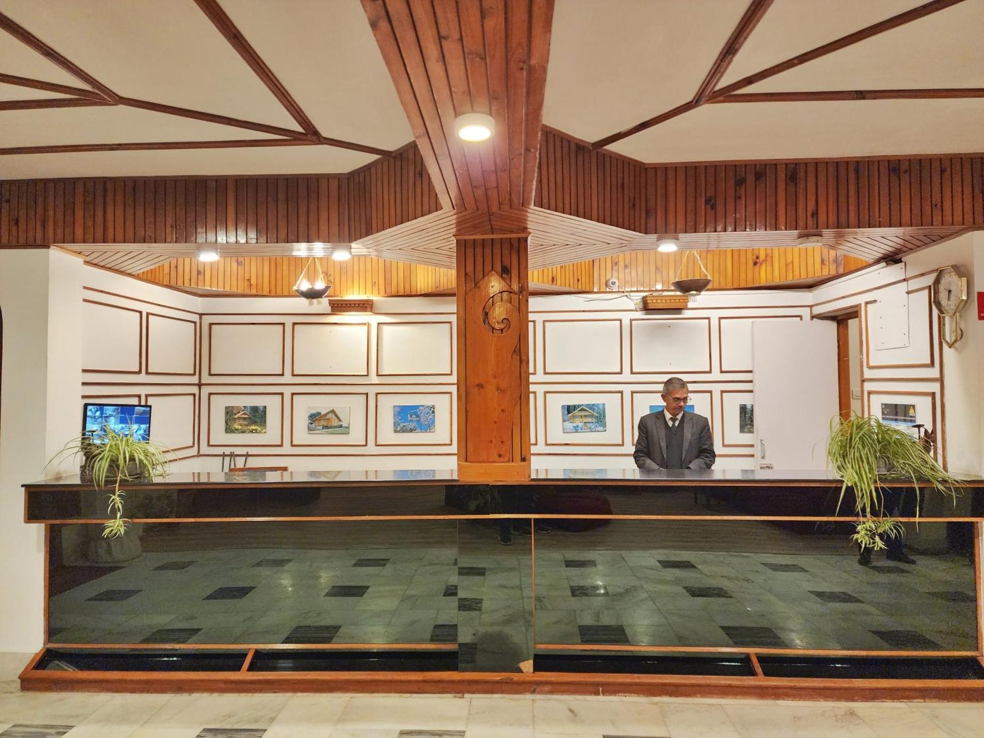 Hotel Pineview Shimla Buitenkant foto