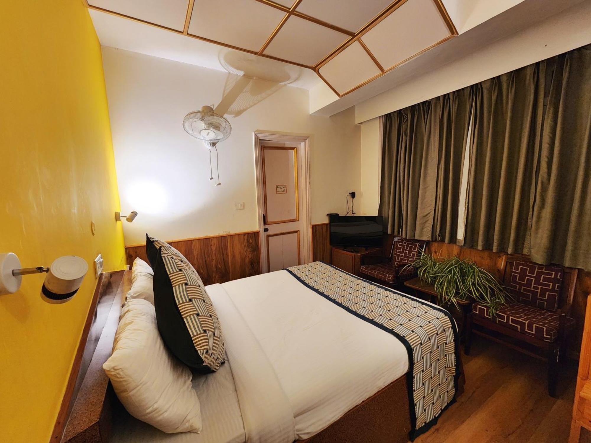 Hotel Pineview Shimla Buitenkant foto