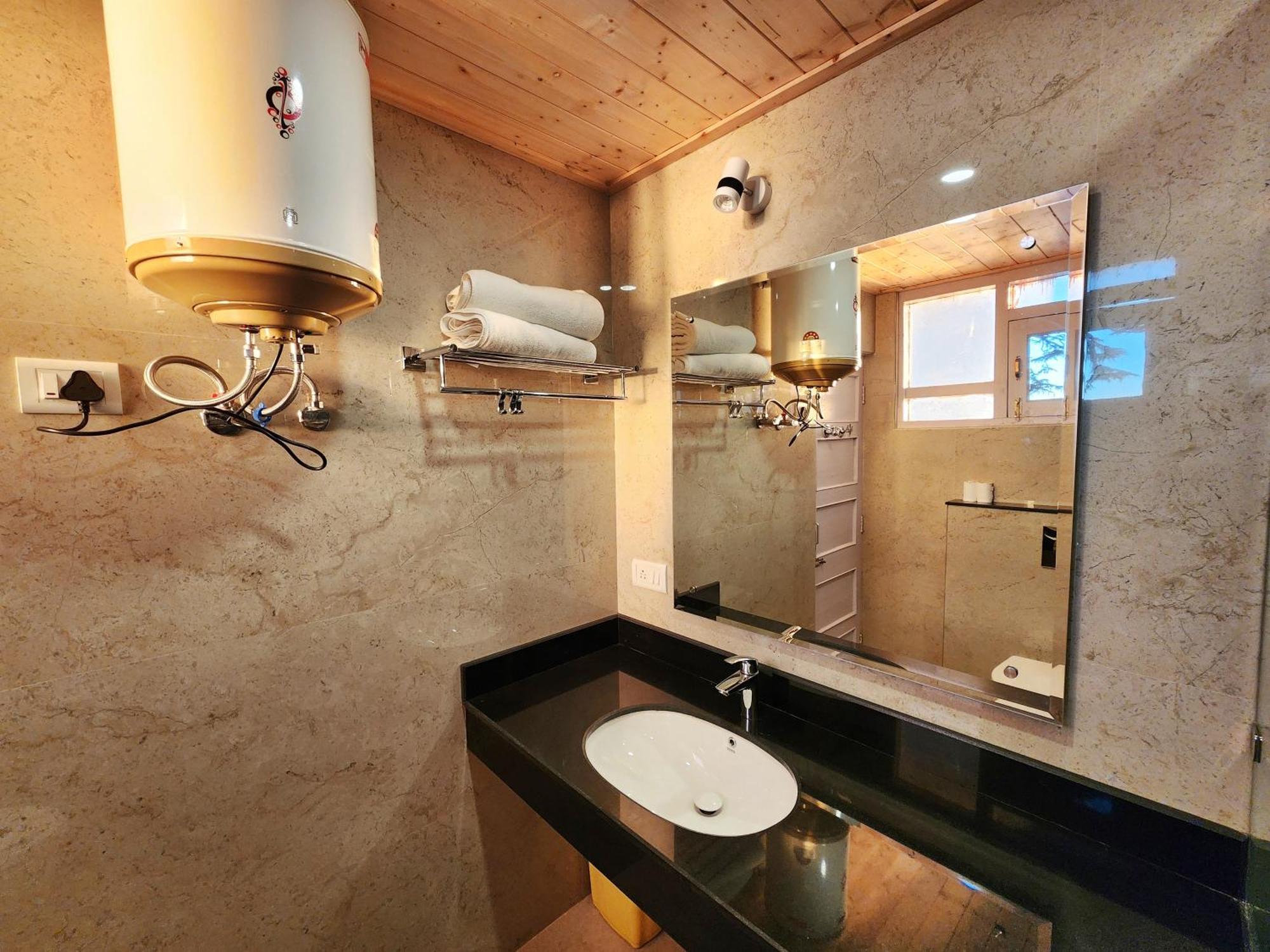 Hotel Pineview Shimla Buitenkant foto