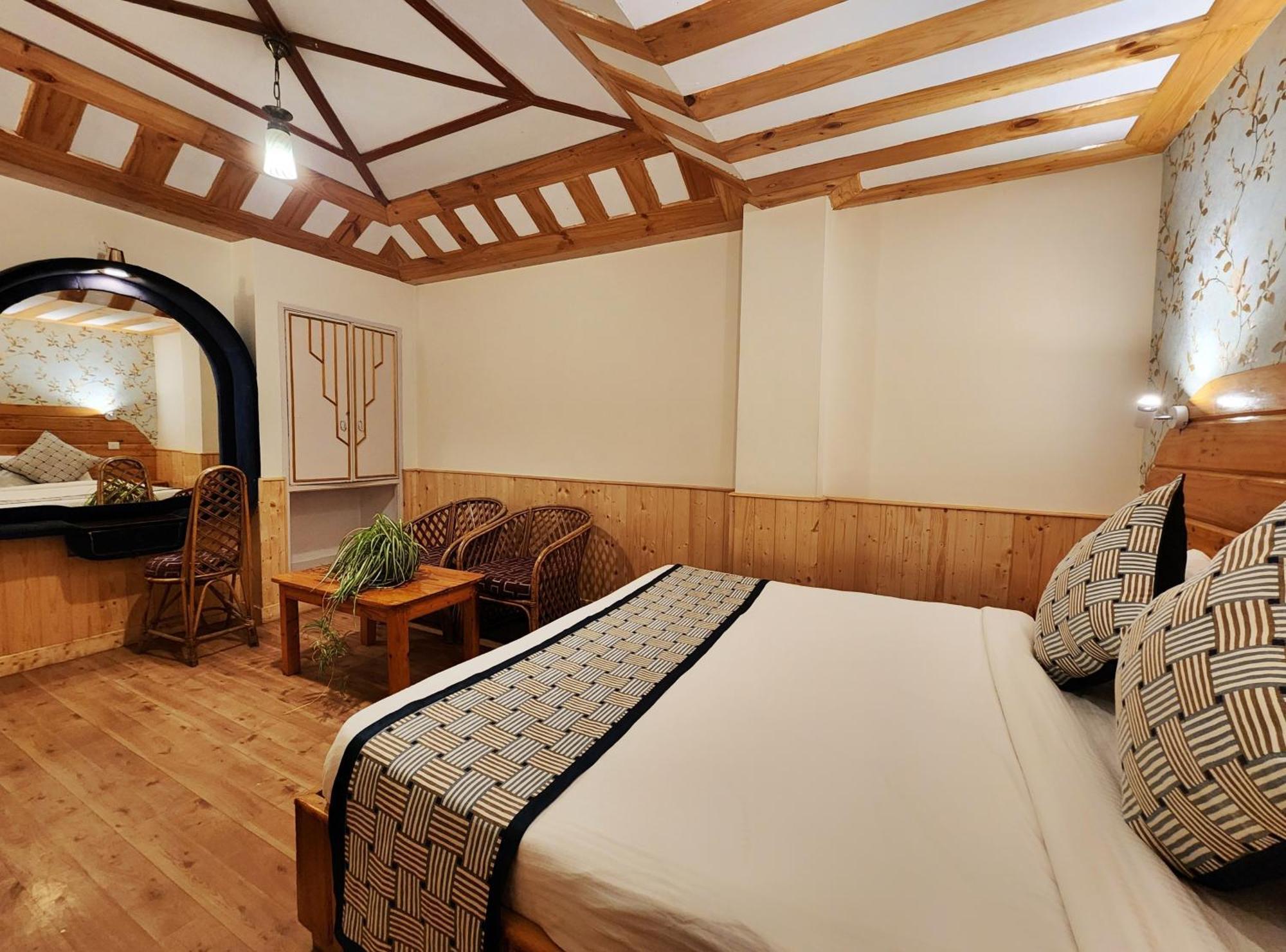 Hotel Pineview Shimla Buitenkant foto